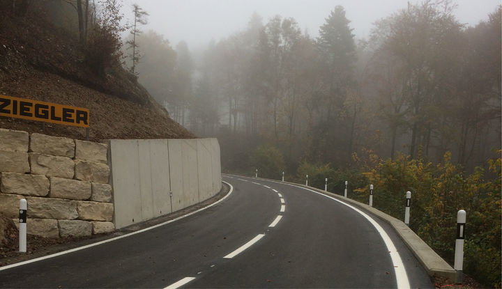 Strassensanierung mit Hangsicherung